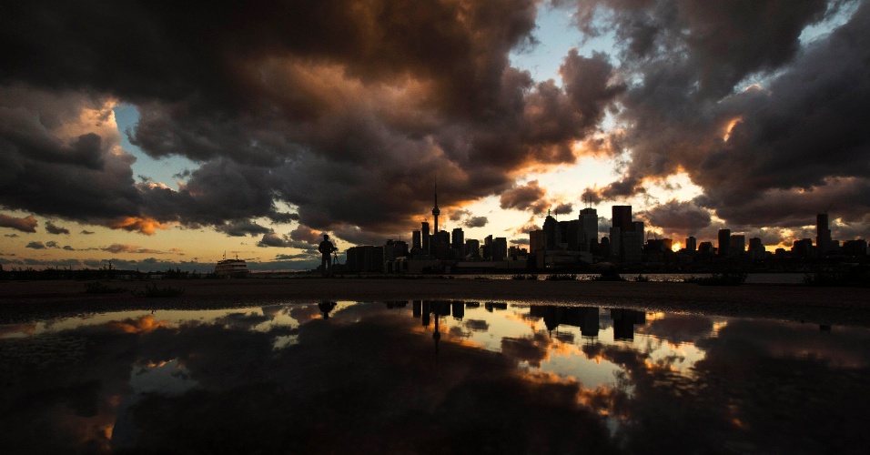 9.jul.2014 - Homem observa o céu após um dia chuvoso, em Toronto, no Canadá