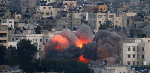 Nesta quarta-feira (9), um prédio foi atingido por um ataque aéreo israelense na Cidade de Gaza