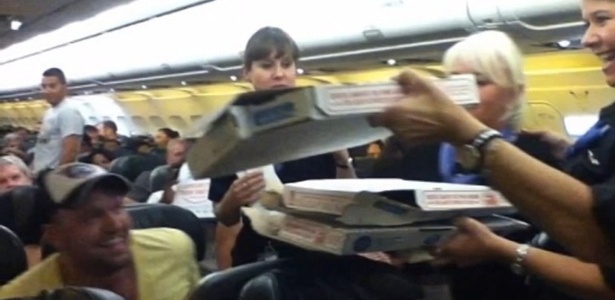 Comissárias de bordo distribuem as 35 pizzas pedidas pelo piloto do voo 719 da Frontier Airlines - Reprodução/Logan Marie Torres/KDVR