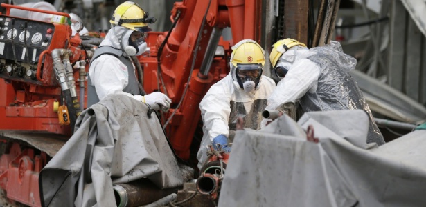 Trabalhadores constroem muro de gelo debaixo dos reatores danificados da central de Fukushima, em Tóquio, para conter o vazamento de água radioativa - Kimimasa Mayama/AFP