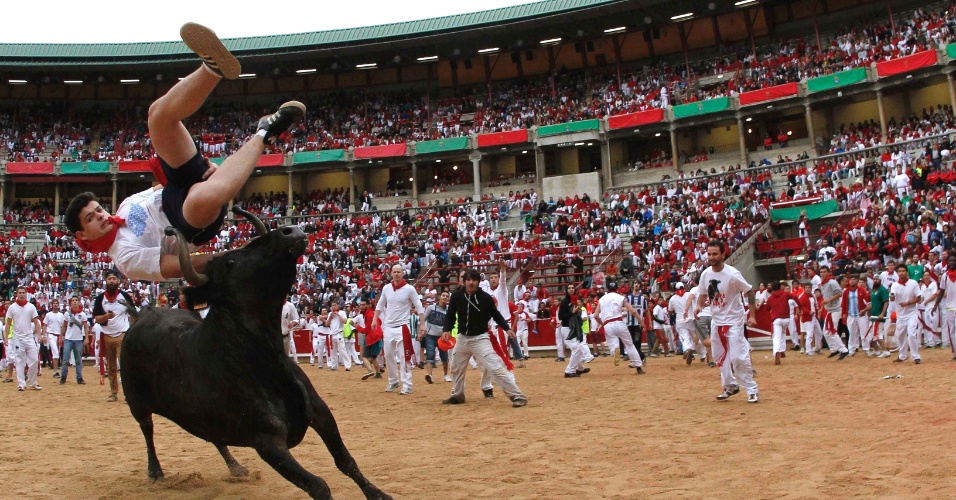 Corrida de touros tradicional na Espanha deixa seis feridos e lota as ruas  de cidade