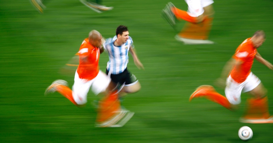 10.jul.2014 - Jogador Lionel Messi, da Argentina, luta pela bola com Nigel de Jong, da Holanda, durante jogo da Copa do Mundo, na Arena Corinthians em São Paulo