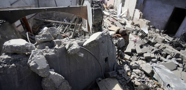 10.jul.2014 - Palestino chora sobre os escombros de sua casa, destruída por ataques aéreos israelenses no sul da faixa de Gaza - Ibraheem Abu Mustafa/Reuters