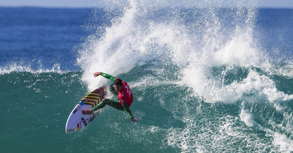 10.jul.2014 - Surfista brasileiro Adriano De Souza participa do campeonato de surfe, em Jeffreys Bay, na África do Sul