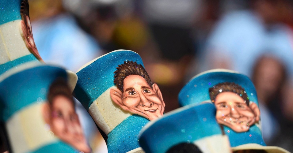 10.jul.2014 - Torcedores usam chapéus decorados com uma caricatura do jogador argentino Lionel Messi, durante exibição da Copa do Mundo, em Brasília