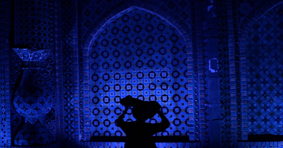 10.jul.2014 - Um homem caminha pelo pátio do santuário Hazrat-e-Ali, ou Mesquita Azul, durante o mês sagrado islâmico do Ramadã em Mazar-i-Sharif, no Afeganistão