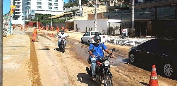 Carros passam pela avenida Governador Silvio Pedrosa, conhecida como via Costeira, em Areia Preta - Tácio Cavalcante/Via Certa Natal