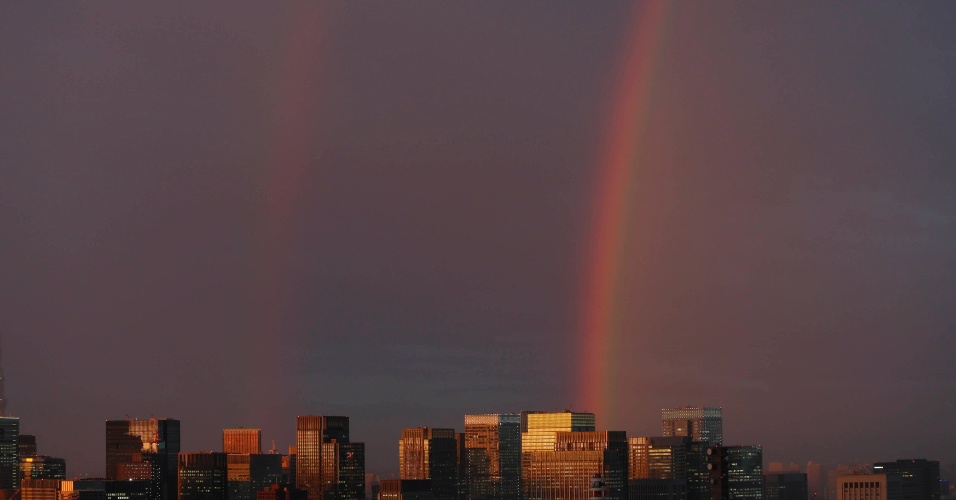 11.jul.2014 - Arco-íris "gêmeos" aparecem sobre arranha-céus ao entardecer depois da passagem do tufão Neoguri, em Tóquio, no Japão