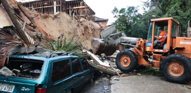 Carro ficam soterrados após um desabamento atingir um muro em construção na estrada das Canoas, em São Conrado - Ariel Subirá/ Futura Press/ Estadão Conteúdo
