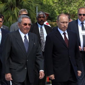 O presidente russo, Vladimir Putin (à direita), e o presidente de Cuba, Raúl Castro, participam de cerimônia em Havana, nesta sexta-feira (11), primeira cidade visitada por Putin em seu giro na AL - Alejandro Ernesto/ AFP