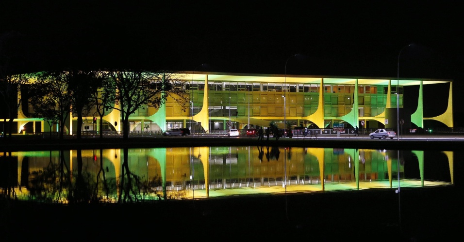11.jul.2014 - Palácio do Planalto é ilumunado com as cores da bandeira nacional para celebrar a Copa do Mundo 2014, em Brasília