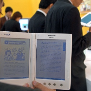 Talvez o livro deixe de ser em papel, mas ele não desaparecerá segundo os especialistas - Katsumi Kasahara - 5.fev.2004/AP