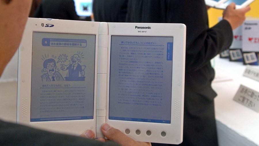 Sigma, da Panasonic. O livro digital com cerca de 520 gramas podia armazenar 5.000 livros digitais, segundo o fabricante. Seu preço de lançamento foi equivalente a US$ 357 (valor não corrigido)  - Katsumi Kasahara - 5.fev.2004/AP