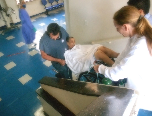 Paciente é carregado por médicos pela escada na Santa Casa de Araraquara (SP) - Neusa Eliana Ferreira Gonçalves/Arquivo pessoal