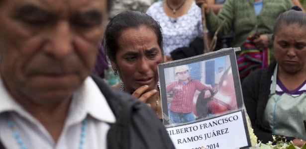 Moradores de Chiantla, cidade na Guatemala, participam do funeral de Gilberto Ramos, que morreu no deserto do Texas (EUA) quando tentava entrar ilegalmente no país - Luis Echeverría/Xinhua