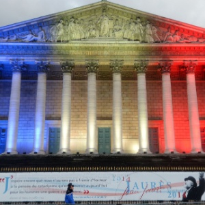 13.jul.2014 - Assembleia Nacional da França é iluminada com as cores da bandeira do país, como parte da comemoração da queda da Bastilha - Pierre Andrieu/AFP
