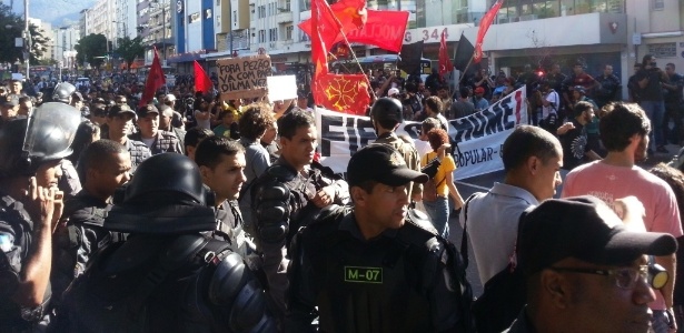Manifestação na rua Conde de Bonfim, na Tijuca, bairro vizinho ao Maracanã, contra a Copa e a prisão de ativistas no Rio - Hanrrikson de Andrade/UOL