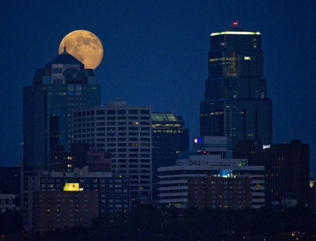 Superlua se destaca entre o topo de edifícios no Kansas, EUA. A superlua ocorre quando a Lua se aproxima da órbita da Terra, fazendo com que ela pareça maior e mais brilhante do que o normal - Dave Kaup/Reuters