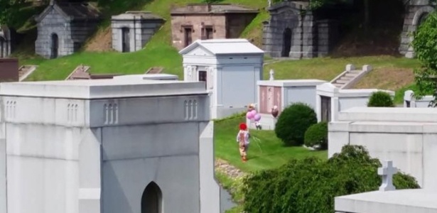 Palhaço misterioso caminha segurando balões rosas no cemitério de Green-Wood, no Brooklyn (EUA) - Reprodução/YouTube