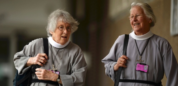 Participantes do sínodo da Igreja Anglicana, em York, no Reino Unido, que aprovou a ordenação de mulheres como bispos - Nigel Roddis/Reuters