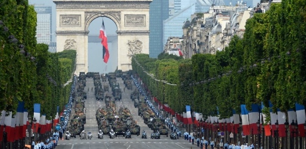 Militares participaram da parada de 14 de julho nesta segunda, em Paris - Alain Jocard/AFP