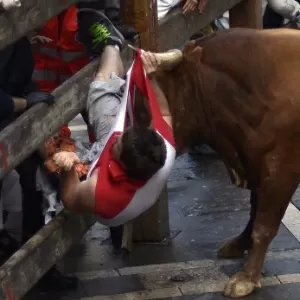 Corredores em encierro corrida de touros em pamplona espanha corrida de  touros em pamplona festival tradicional de san fermin onde os participantes  correm à frente dos touros pelas ruas até a praça