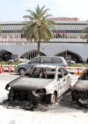 Veículos danificados permanecem em frente ao aeroporto internacional de Tripoli, na Líbia - Hamza Turkia/Xinhua