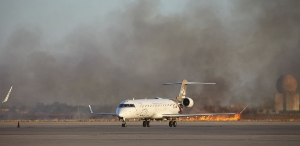 Bombardeio no aeroporto Internacional de Tripoli, na Líbia, danificou 90% dos aviões. O país teve a maior queda no IDH - Hani Amara - 15.jul.2014 - /Reuters
