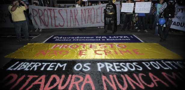 Manifestantes protestam contra a prisão de ativistas envolvidos com manifestações na véspera da final da Copa do Mundo - Tomaz Silva/Agência Brasil