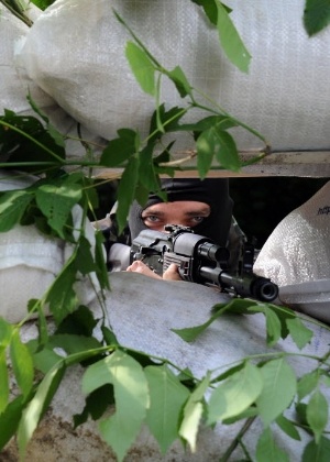15.jul.2014 - Militante pró-russo fica de guarda em um posto de controle em Marinka, cidade a 25 km de Donetsk, na Ucrânia - Dominique Faget/AFP