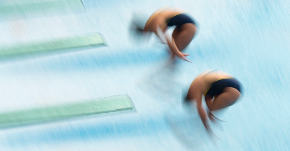 16.jul.2014 - Dupla australiana de saltadores, fotografados com baixa velocidade, durante a 19ª Copa do Mundo FINA Diving, em Shanghai, na China