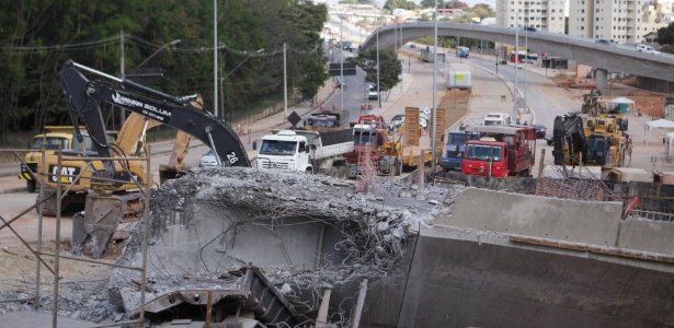 Operários retiram escombros do viaduto que desabou na avenida Pedro 1º, em Belo Horizonte em 2014 - Fernanda Carvalho - 16.jul.2014/ O Tempo/Agência O Globo