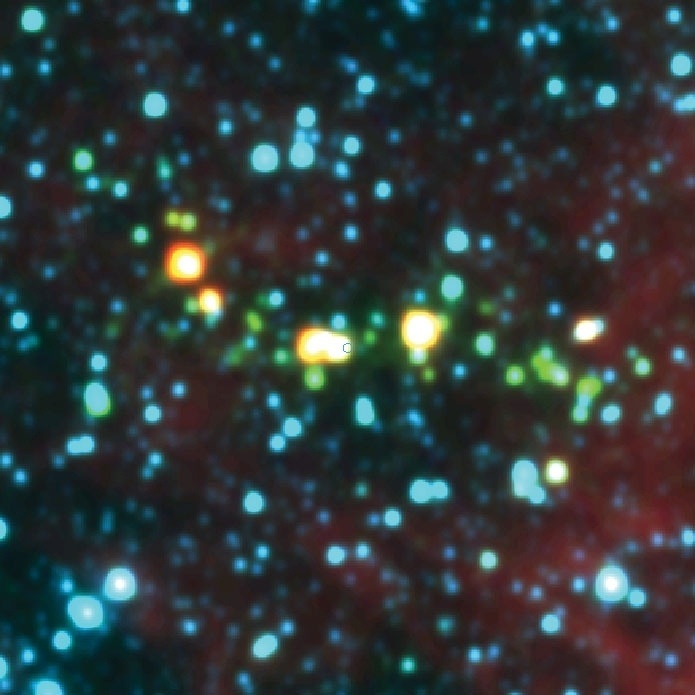 16.jul.2014 - Para Camargo, os aglomerados jovens têm sido usados para traçar o padrão espiral da nossa galáxia, a Via Láctea. "A passagem dos braços espirais pode perturbar o gás disparando o processo de formação estelar. Como os aglomerados imersos não tiveram tempo para se dispersar eles podem ser usados para mapear a estrutura espiral da Via Láctea", acredita. Na imagem, um dos aglomerados descobertos pelos pesquisadores da UFRS (Universidade Federal do Rio Grande do Sul) com os dados obtidos pelo telescópio Wise, da Nasa (agência espacial americana)