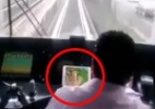 Condutor de metrô no México é flagrado jogando 