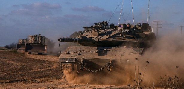 Tanque israelense se dirige para a faixa de Gaza. O Exército israelense anunciou o início de uma ofensiva terrestre conta o Hamas nesta quinta-feira (17) - EFE