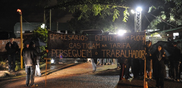 Funcionários da empresa de ônibus Trevo bloqueiam a saída de veículos da garagem na zona sul de Porto Alegre - Carlos Macedo/Agência RBS