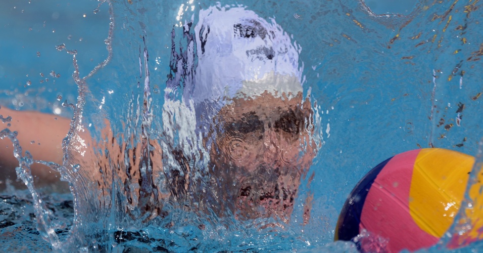 18.jul.2014 - Jogadora Angela Winsteley-Smith da Grã-Bretanha disputa a bola contra Holanda durante o Championships Europeu de polo aquático em Budapeste, na Hungria