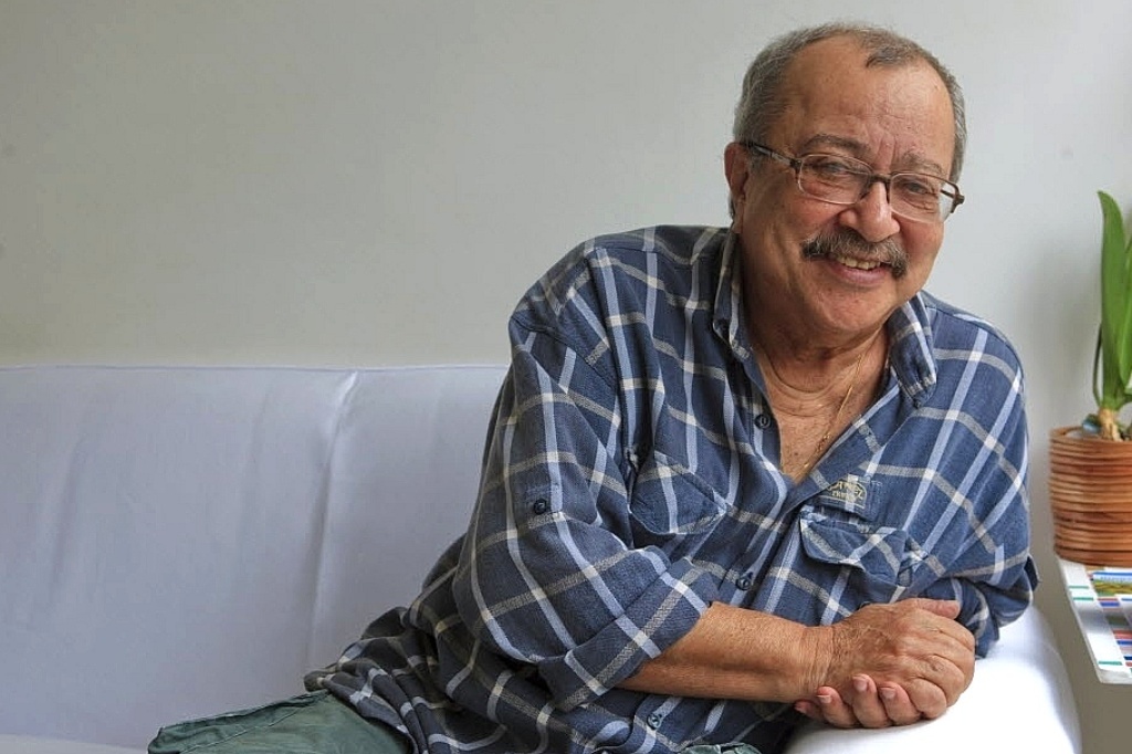 18.jul.2014 - O escritor baiano João Ubaldo Ribeiro morreu na madrugada desta sexta-feira (18), aos 73 anos. Ele estava em sua casa, no Rio de Janeiro, quando sofreu uma embolia pulmonar. O escritor era membro da Academia Brasileira de Letras (ABL), onde ocupava a cadeira nº 34 desde 7 de outubro de 1993. Ele é autor de livros como "Sargento Getúlio", "O Sorriso do Lagarto" e o clássico da literatura nacional, "Viva o Povo Brasileiro" - Rafael Andrade/Folha Imagem