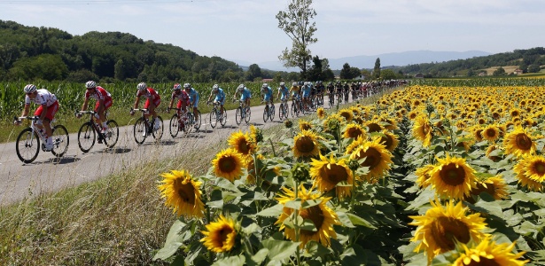 Ciclistas durante a 13ª etapa do Tour de France, na aldeia de Saint-Etienne, na França - Kim Ludbrook/EFE