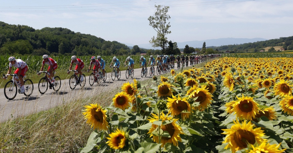 18.jul.2014 - Pelotão de ciclistas na 13ª etapa do Tour de France, na aldeia de Saint-Etienne, na França