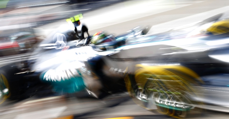 18.jul.2014 - Piloto alemão Nico Rosberg da equipe Mercedes de Fórmula 1 acelera seu carro durante a primeira sessão de treinos livres para o GP da Alemanha, no circuito de corridas de Hockenheim