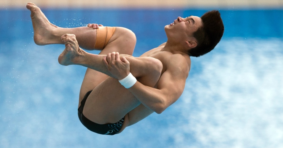 18.jul.2014 - Saltador chinês Cao Yuan mergulha durante a semi-final do trampolim de 3m na Copa do Mundo FINA Diving 19 em Xangai, na China