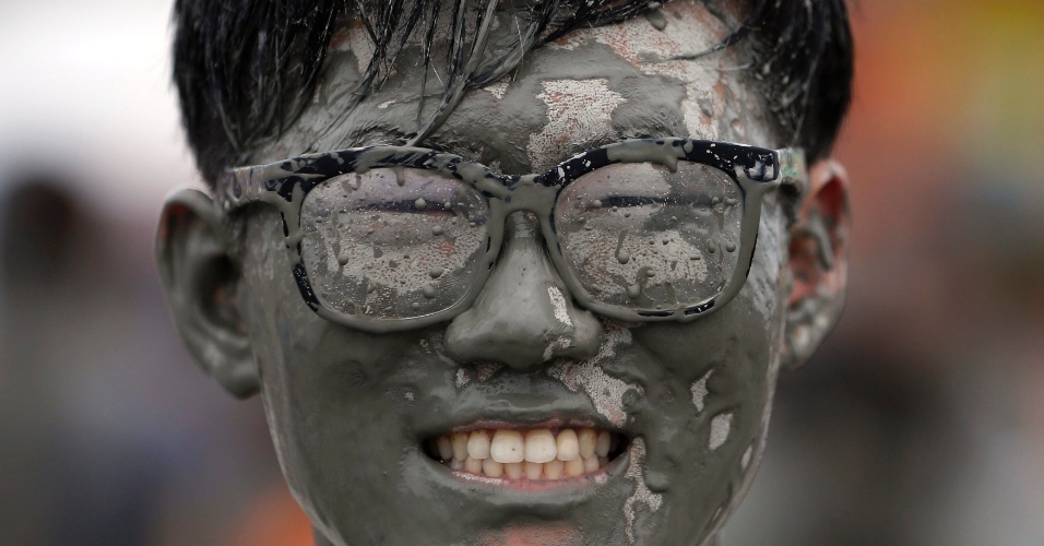 18.jul.2014 - Um turista brinca na lama durante o Festival Boryeong Mud na praia Daecheon em Boryeong, na Coréia do Sul