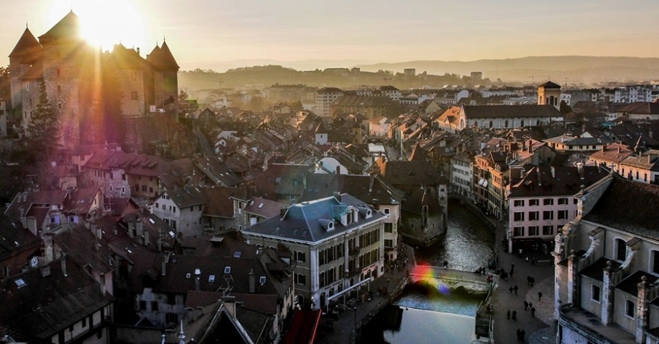 O pôr do Sol na pitoresca cidade de Annecy, no sudeste da França, conquistou o terceiro lugar no concurso