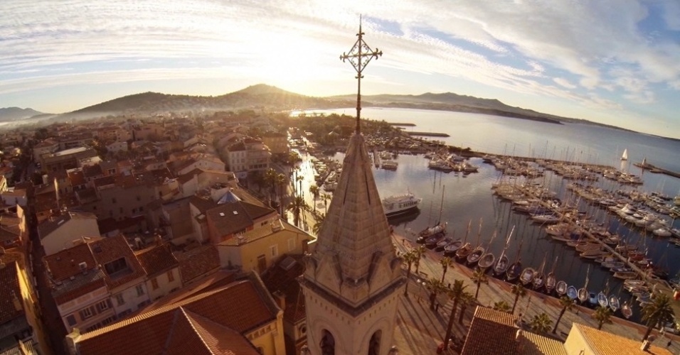O sul da França de novo foi laureado entre as fotografias mais populares do Dronestagram. A imagem retrata a Paróquia Católica de Saint-Nazaire, na pequena cidade de Sanary-sur-Mer, e foi registrada pelo usuário Jams69