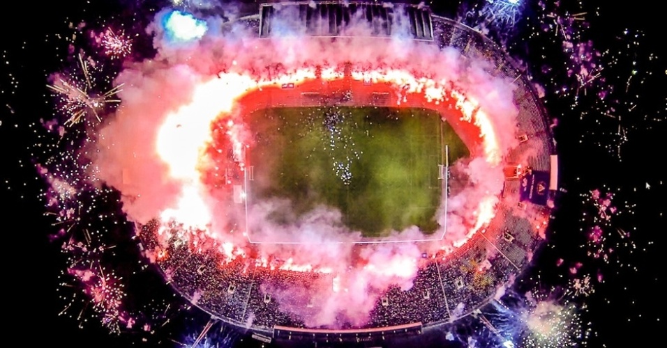 O terceiro lugar entre as fotos mais populares foi este espetáculo de queima de fogos que celebrou o 100º aniversário de dois dos maiores times de futebol da Bulgária. A imagem foi registrada por Icefire