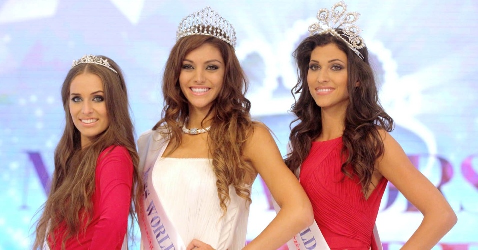 20.jul.2014 - Edina Kulcsar (centro) posa após ganhar o título de Miss Mundo Hungria 2014, em concurso realizado em Budapeste