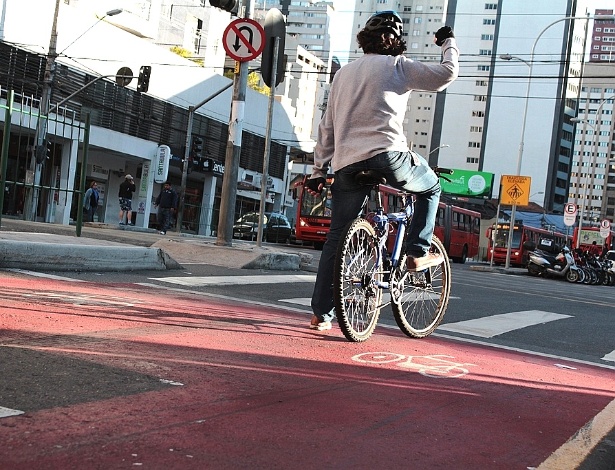 Via Calma, na av. Sete de Setembro, pode ser usada por carros e bicicletas - UOL Curitiba