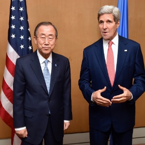 John Kerry (à direita), secretário de Estado dos EUA, participa de encontro com o secretário-geral da ONU, Ban Ki-moon, no Egito, nesta segunda-feira (21) - U.S. Department of State/Divulgação