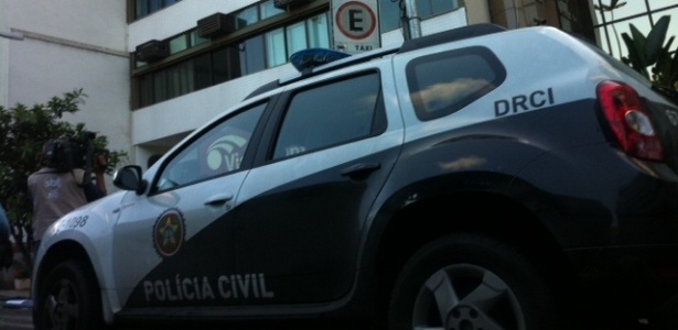 A polícia aguarda ao lado de fora do Consulado do Uruguai para prender os ativistas - Gustavo Maia/UOL